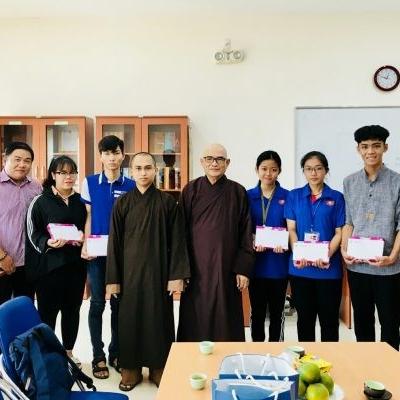 Trao học bổng cho SV và trồng cây tại trường ĐH XHNV